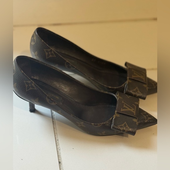 Louis Vuitton heels size 37 , great condition. - Picture 3 of 8